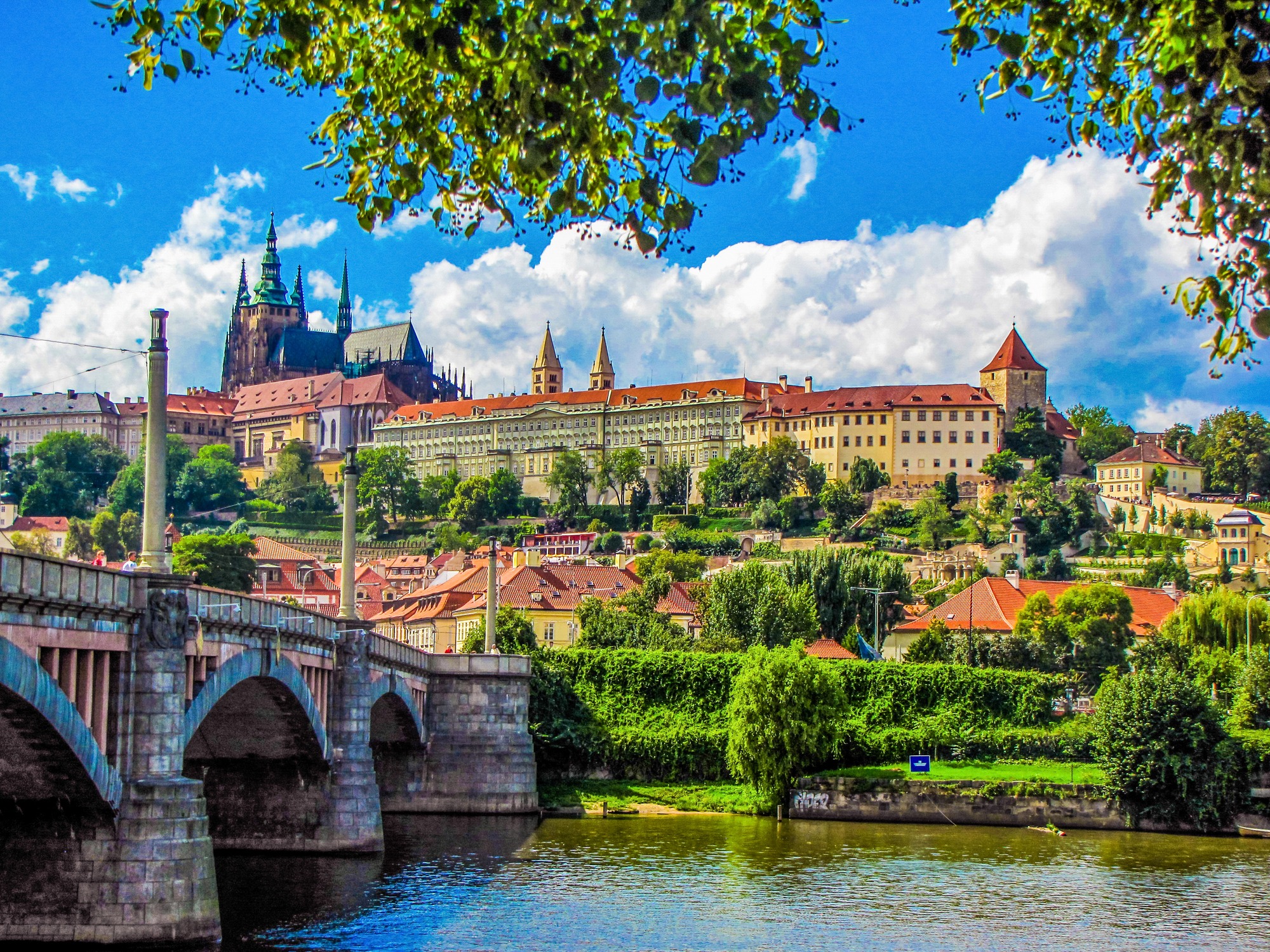 Viele Sehenswürdigkeiten in Tschechien bietet unter anderem Prag. Hier mit dem Blick auf die Prager Burg und die Karlsbrücke.