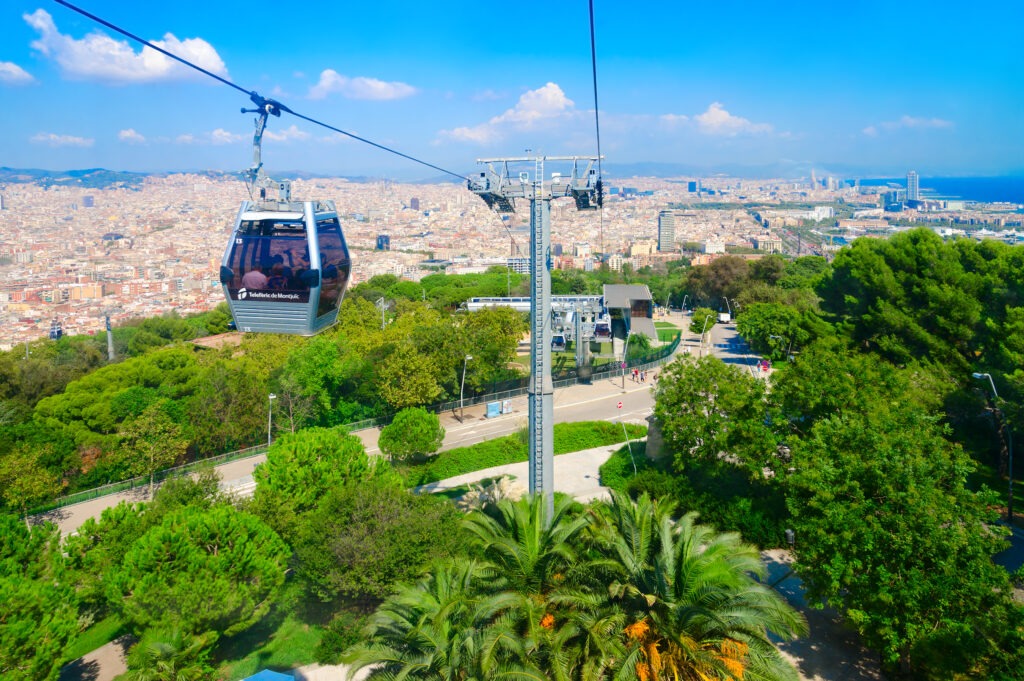 Die Seilbahn auf den Montjuïc in Barcelona, mit Panoramablick über die Stadt und das Mittelmeer.