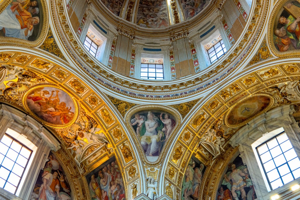 Sixtinische Kapelle im Vatikan mit den berühmten Fresken von Michelangelo, darunter die Erschaffung Adams an der Decke.