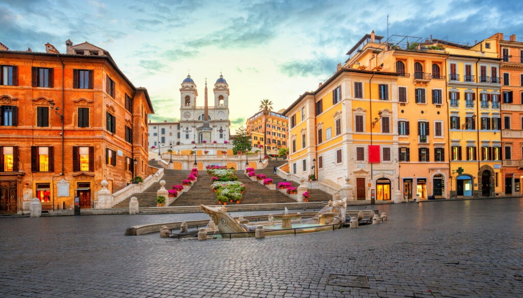 Piazza di Spagna in Rom, Italien, mit der Spanischen Treppe am frühen Morgen und historischer Barockarchitektur.