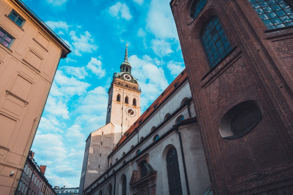 Glockenturm der St. Peter Kirche in München.