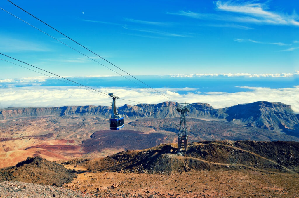 Seilbahn am Vulkan Teide auf Teneriffa, Spanien, mit spektakulärem Blick über die karge Vulkanlandschaft und den Himmel.