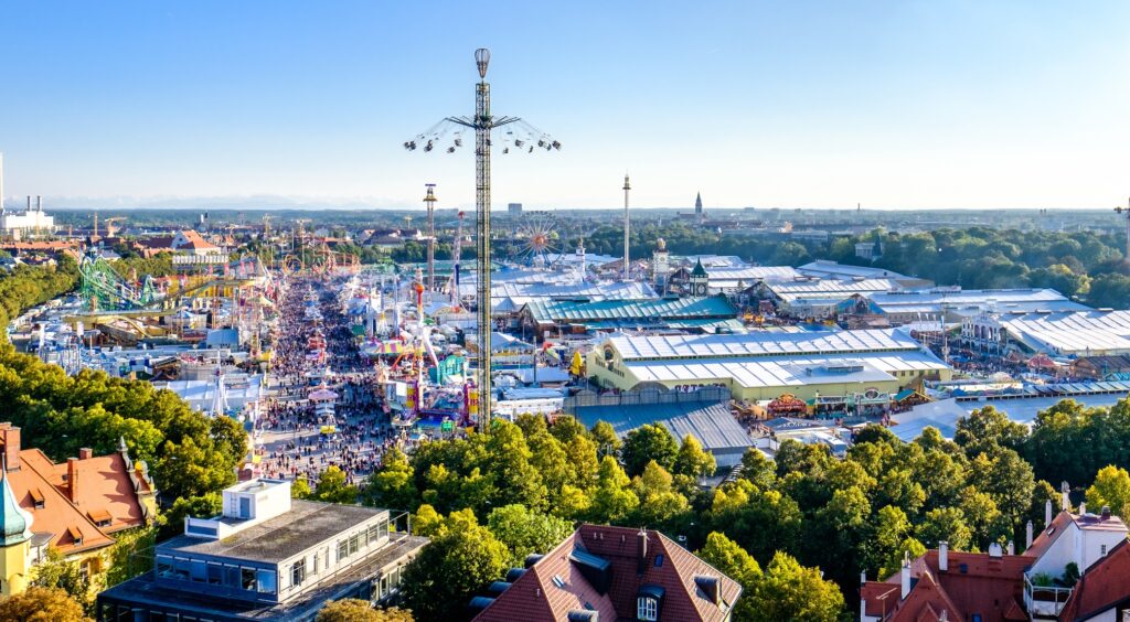 Die Theresienwiese ist ein großer Festplatz im Zentrum Münchens und weltweit bekannt als der Veranstaltungsort des Oktoberfests.