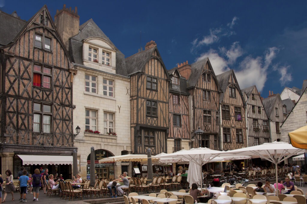 Place Plumereau in Tours, Frankreich, mit historischen Fachwerkhäusern und lebhaften Cafés in der Altstadt.