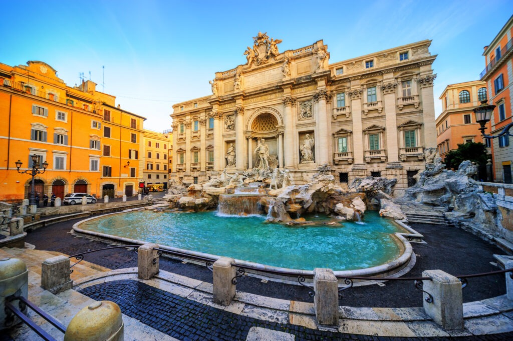 Der Trevi-Brunnen in Rom, Italien, mit seiner beeindruckenden Barockarchitektur und fließendem Wasser bei Nacht.