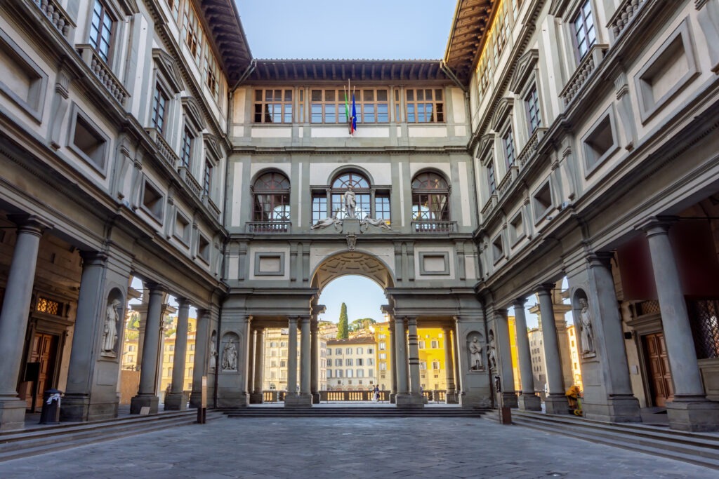 Die Uffizien in Florenz, Italien, berühmte Kunstgalerie mit historischer Architektur und Blick auf den Innenhof.