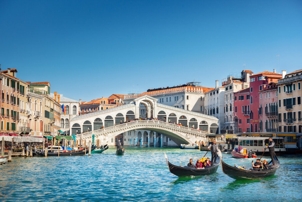 Canal Grande in Venedig, Italien, mit historischen Palästen, Gondeln und reflektierendem Wasser.