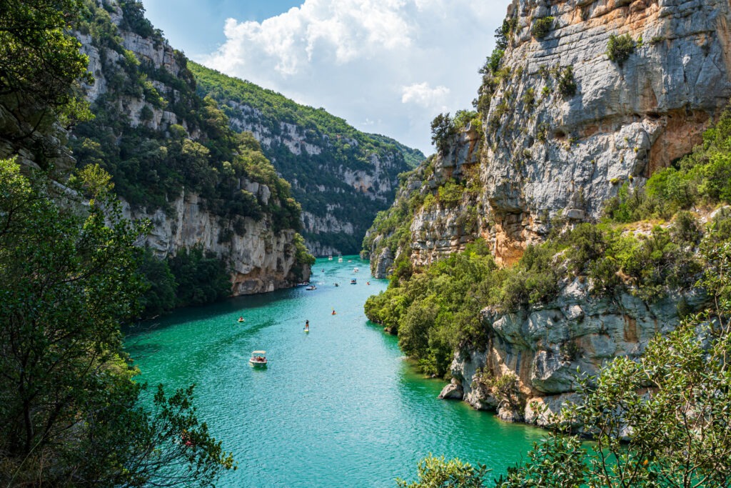 Die Verdonschlucht in Frankreich mit türkisblauem Wasser, steilen Felswänden und atemberaubender Naturkulisse.