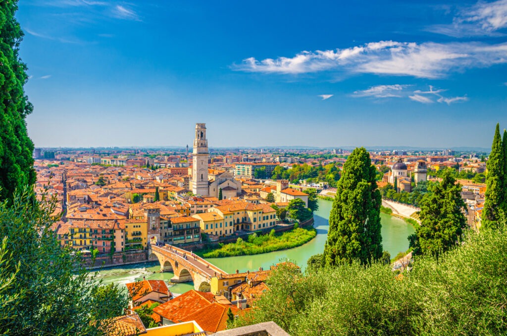 Luftaufnahme des historischen Zentrums von Verona, Italien, mit der Ponte Pietra über die Etsch und malerischer Altstadt.