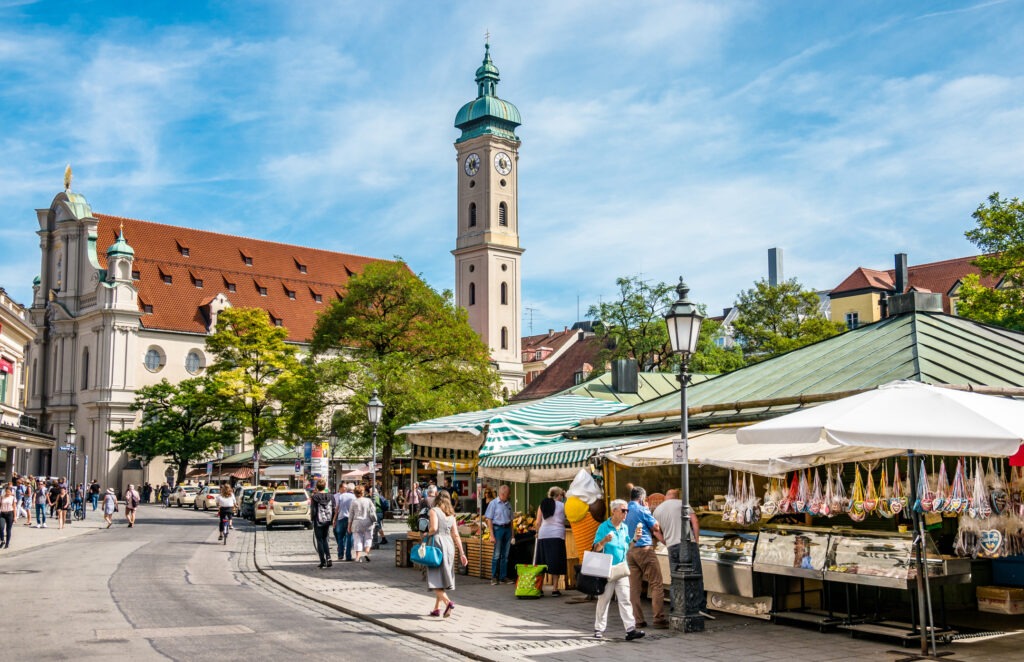 Viktualienmarkt in München mit bunten Marktständen und regionalen Spezialitäten.