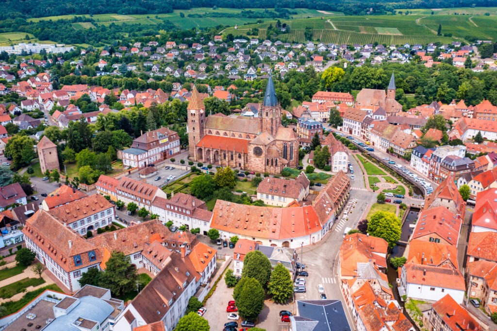 Historisches Zentrum von Wissembourg, Elsass, Frankreich, mit malerischen Fachwerkhäusern und idyllischer Flusslandschaft.