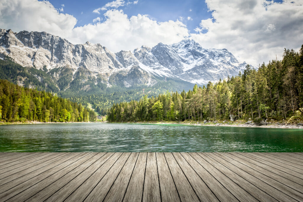 Eibsee am Fuße der Zugspitze, mit kristallklarem Wasser, idyllischer Berglandschaft und Spiegelungen der Alpen.